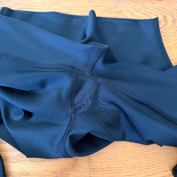 ALO Yoga 7/8 High-Waist Airlift Legging in Black (Size XXS) - Picture 7 of 10